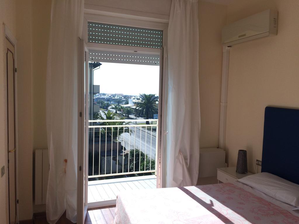Hotel Mirage มารินา ดิ เปียตราซันตา ภายนอก รูปภาพ